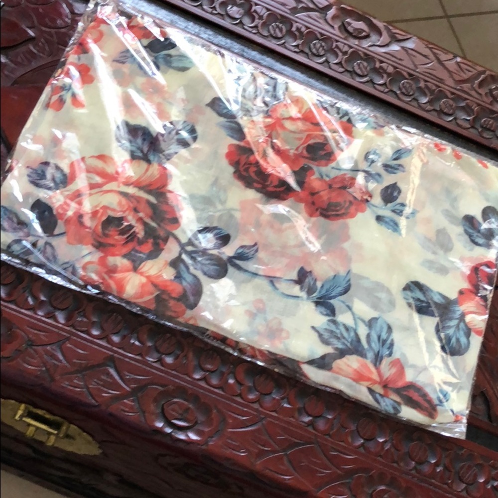 IVORY FLORAL INFINITY SCARF - Picture 2 of 6